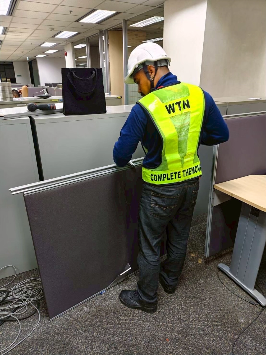 ผลงานการรื้อถอดขนย้ายประกอบติดตั้งเฟอร์นิเจอร์โต๊ะทำงาน